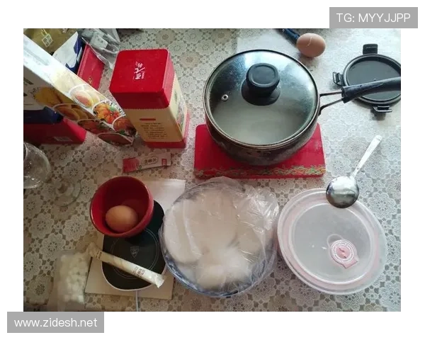 周冠宇的冰箱里只有蛋白粉和冰块，连瓶可乐都找不到