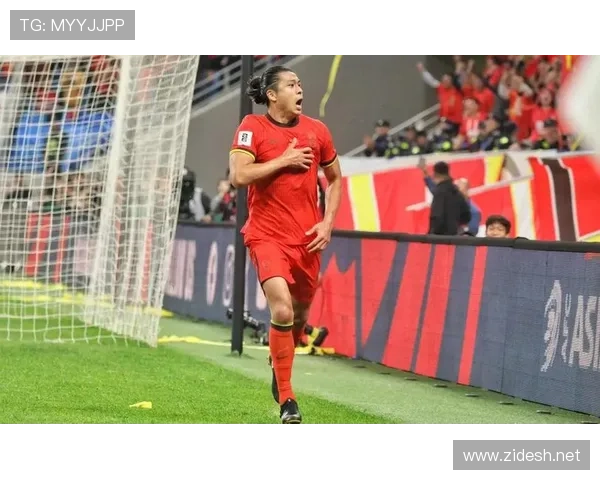 张玉宁发张日常照，衣着随意桌上那堆东西像博物馆——这反差我消化不了